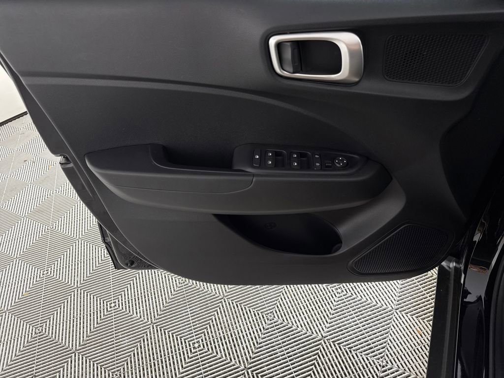 Used 2024 Hyundai Venue SEL image 12