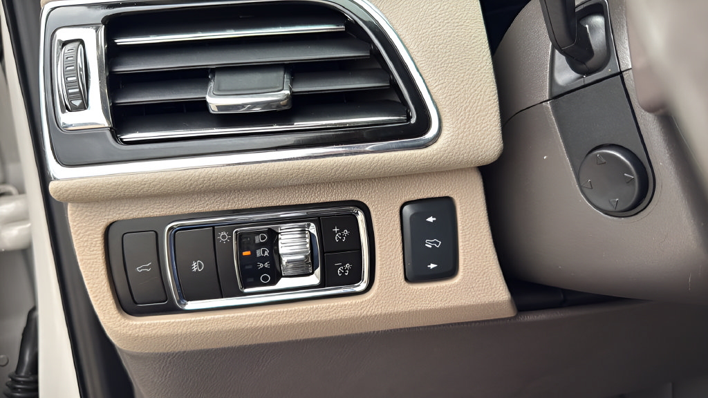 Used 2023 Lincoln Navigator L Reserve AWD/4WD image 17
