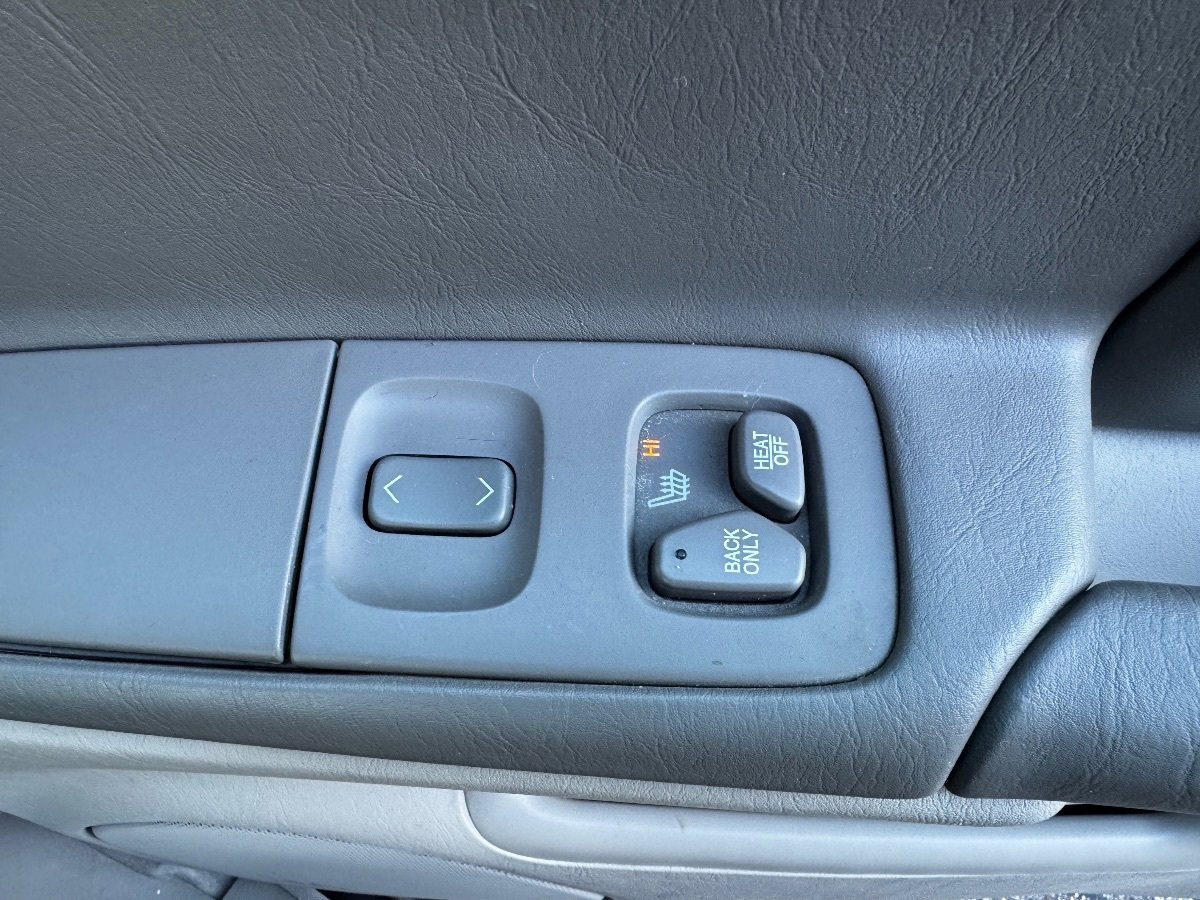 Used 2002 Cadillac De Ville w/ Comfort/Convenience Pkg image 24