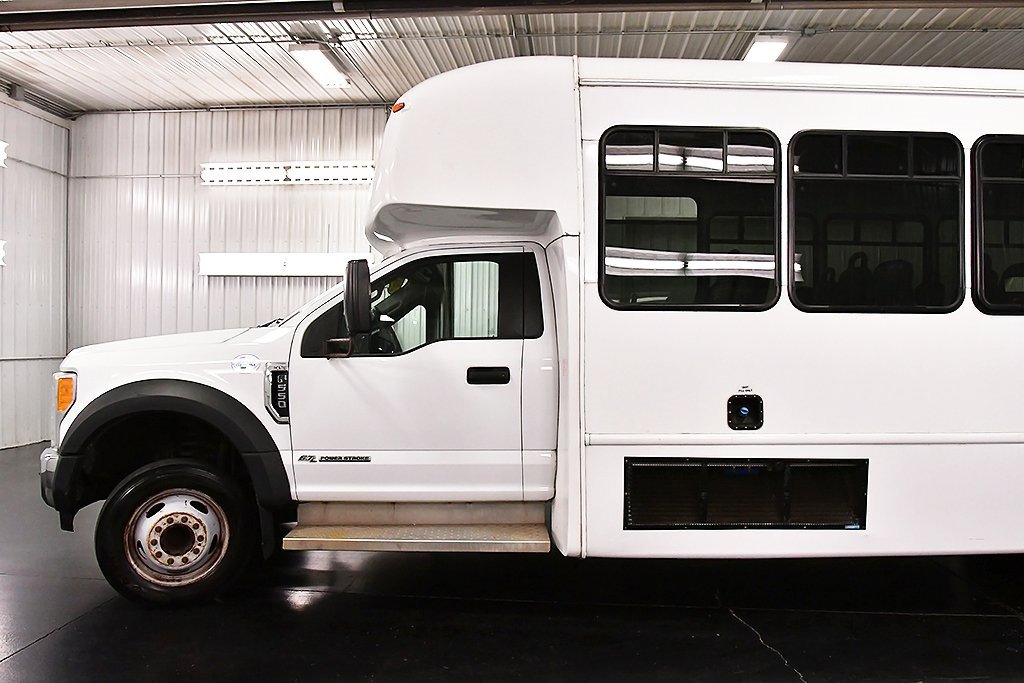 Used 2017 Ford F550 2WD Regular Cab Super Duty image 4