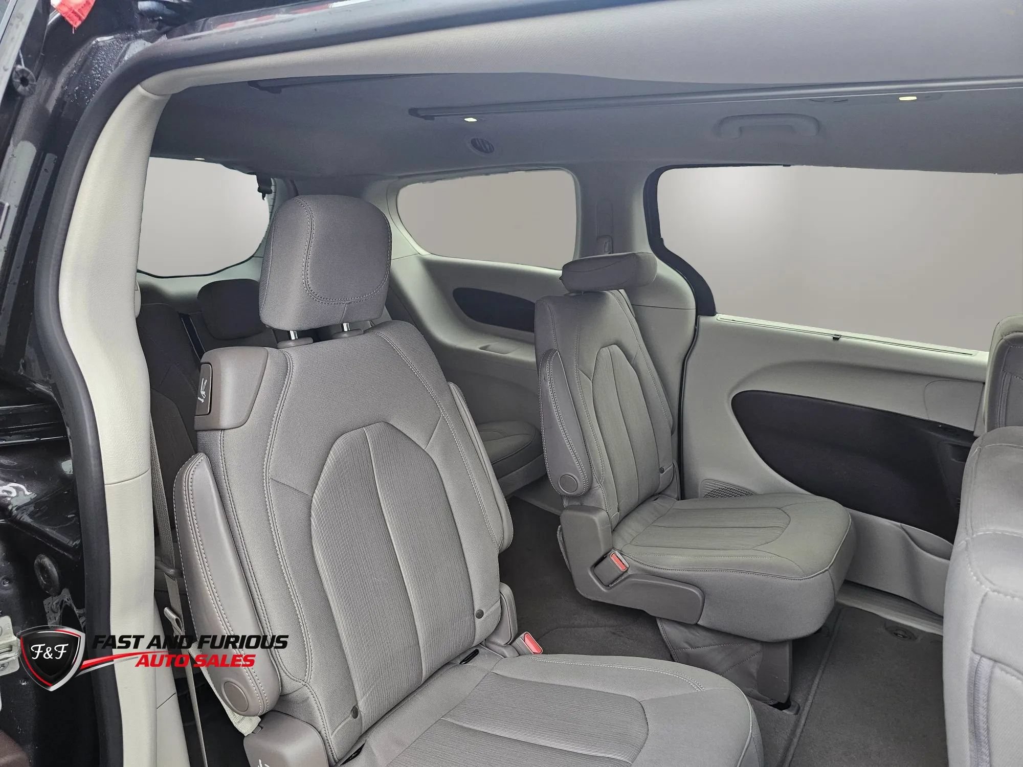 Used 2020 Chrysler Pacifica Touring w/ Advanced Safetytec Group FWD image 15