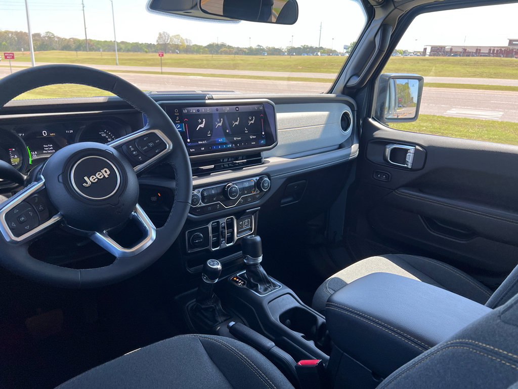 Used 2025 Jeep Wrangler Sahara w/ Safety Group image 18