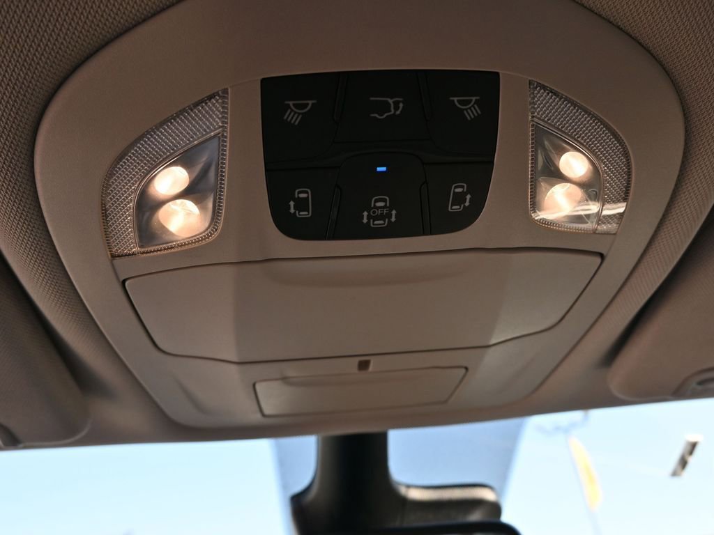 Used 2023 Chrysler Voyager LX image 21