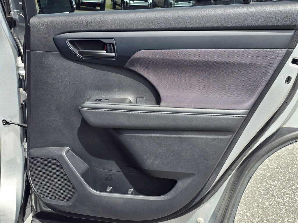 Used 2021 Toyota Highlander LE image 46