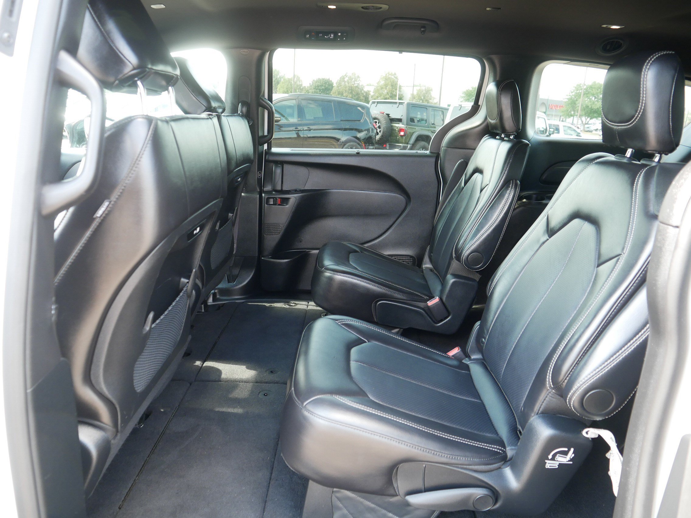 Used 2025 Chrysler Pacifica Select FWD image 33