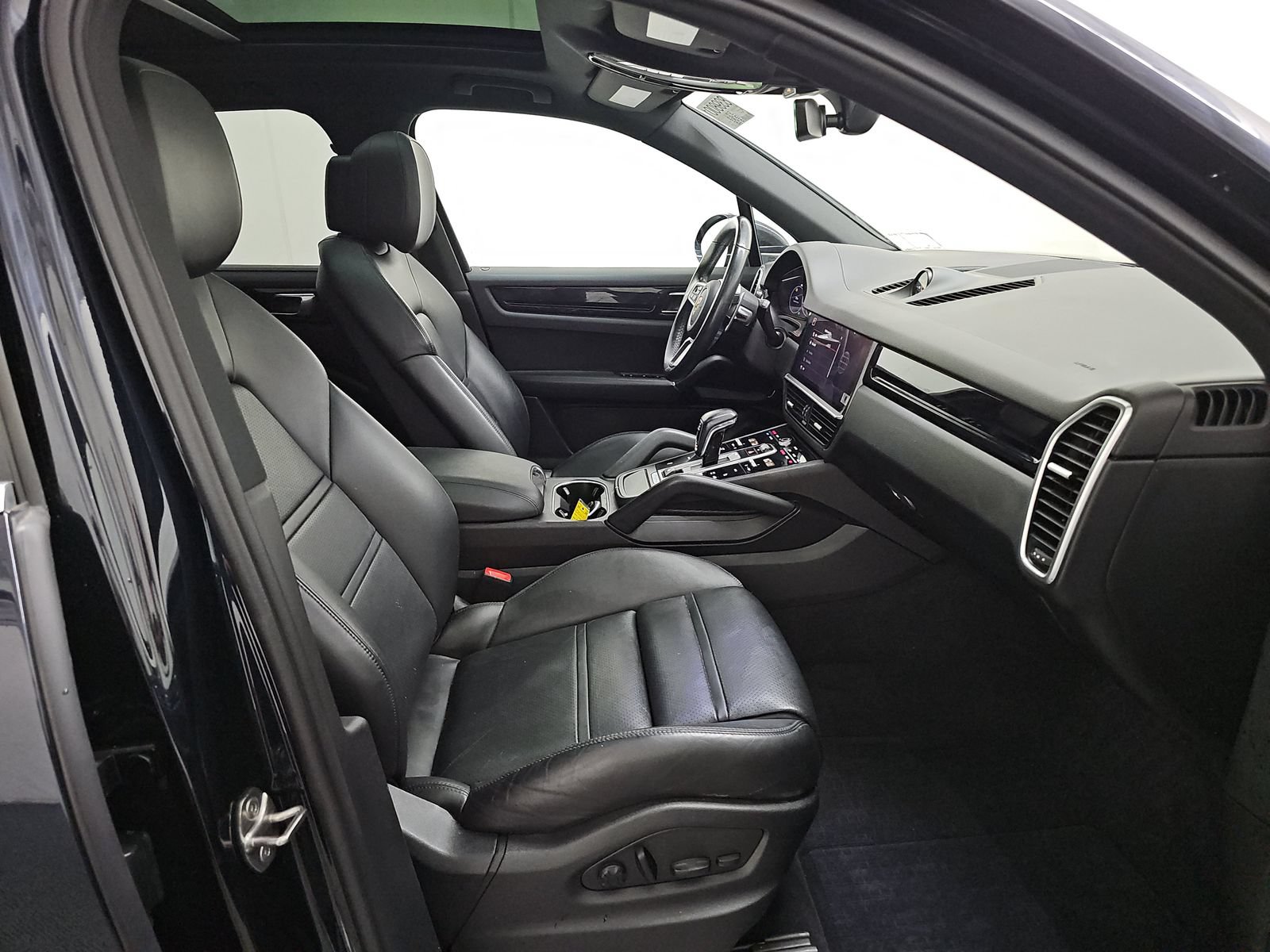 Used 2023 Porsche Cayenne Platinum Edition AWD/4WD image 11