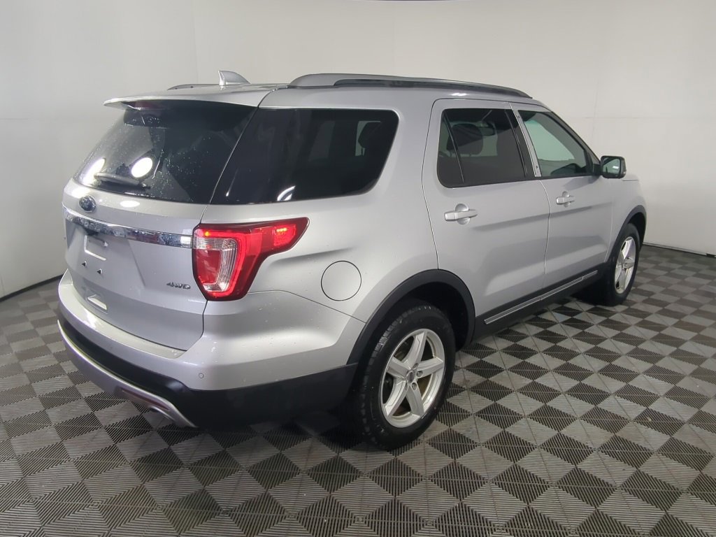 Used 2017 Ford Explorer XLT w/ Equipment Group 202A image 8