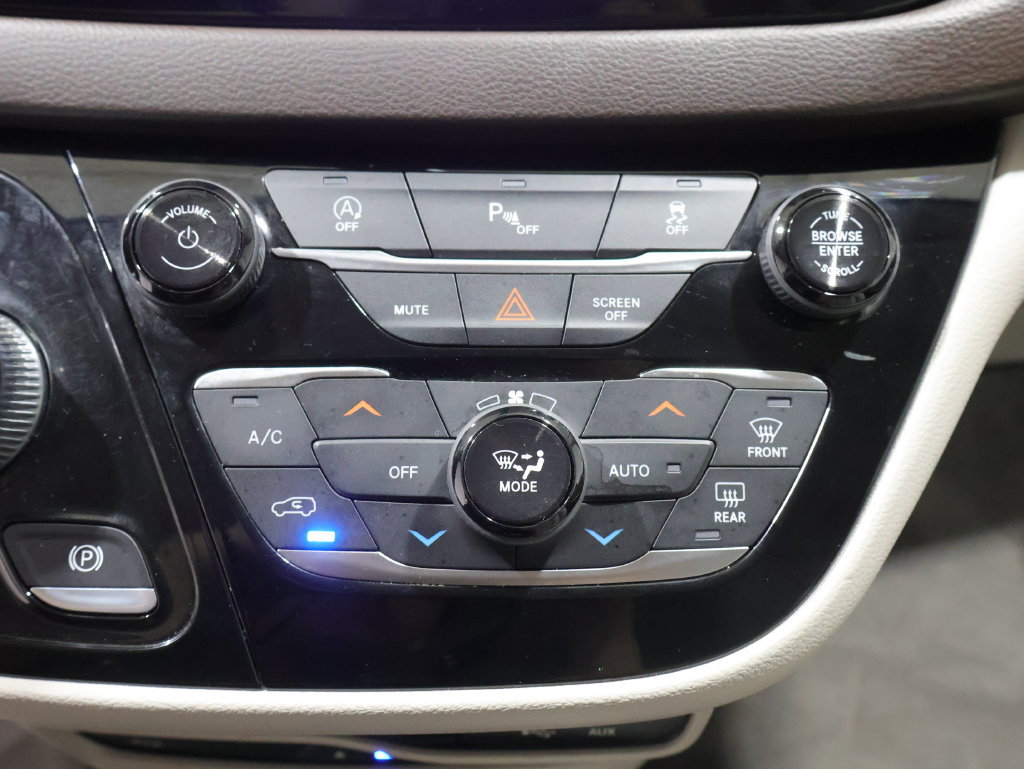 Used 2018 Chrysler Pacifica Touring-L Plus FWD image 39