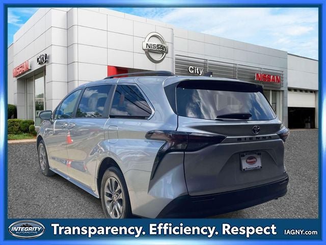 Used 2024 Toyota Sienna XLE FWD image 8