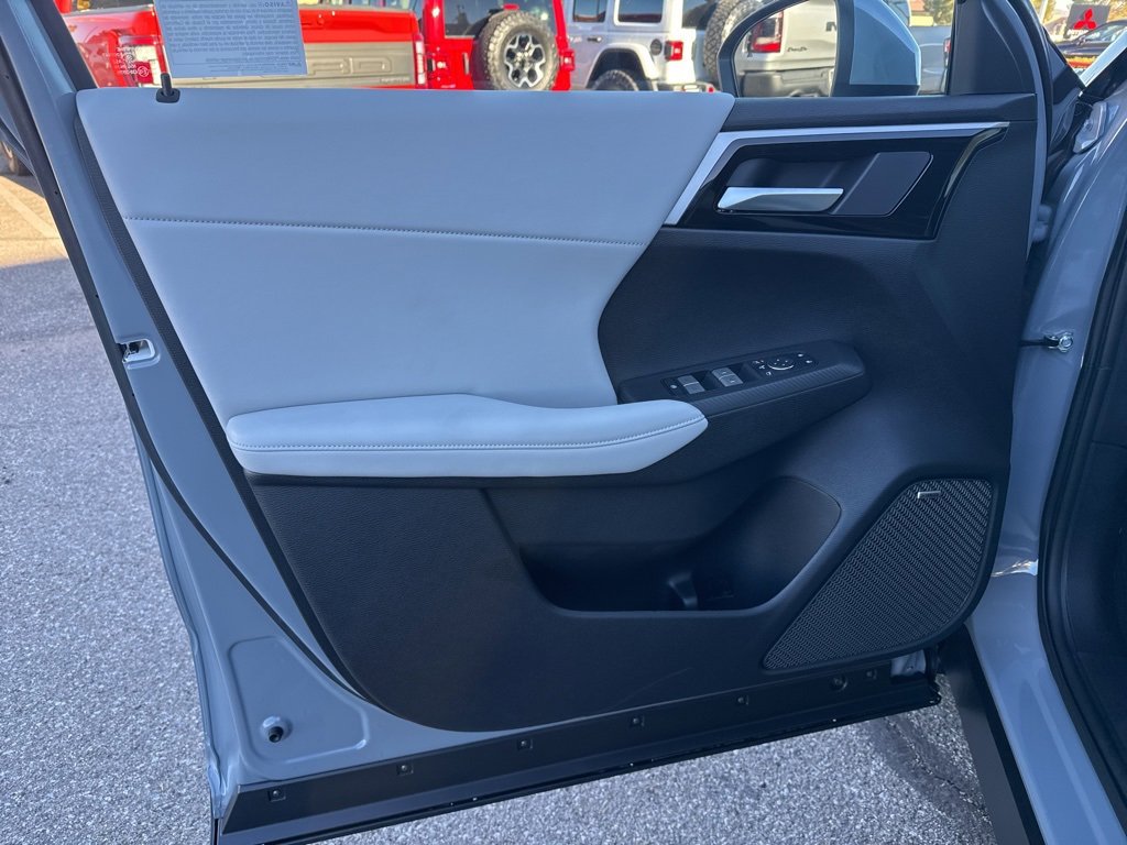 New 2025 Mitsubishi Outlander SE image 28