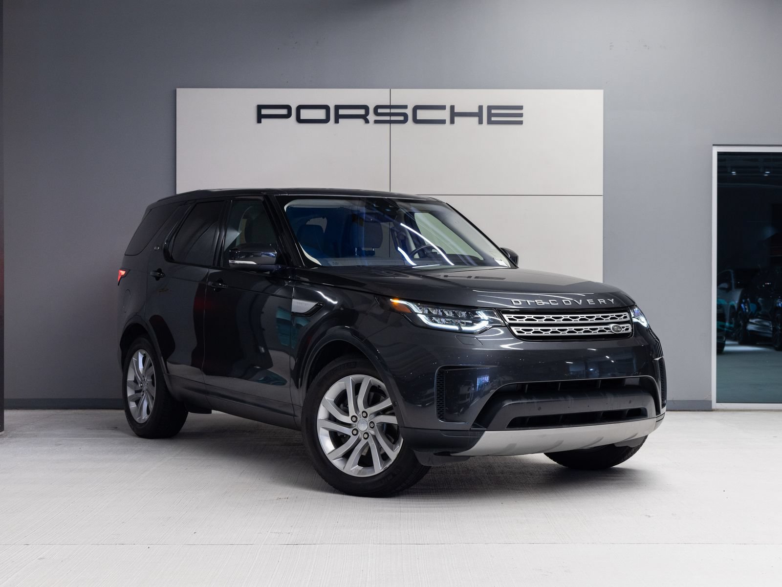 Used 2019 Land Rover Discovery HSE AWD/4WD image 9