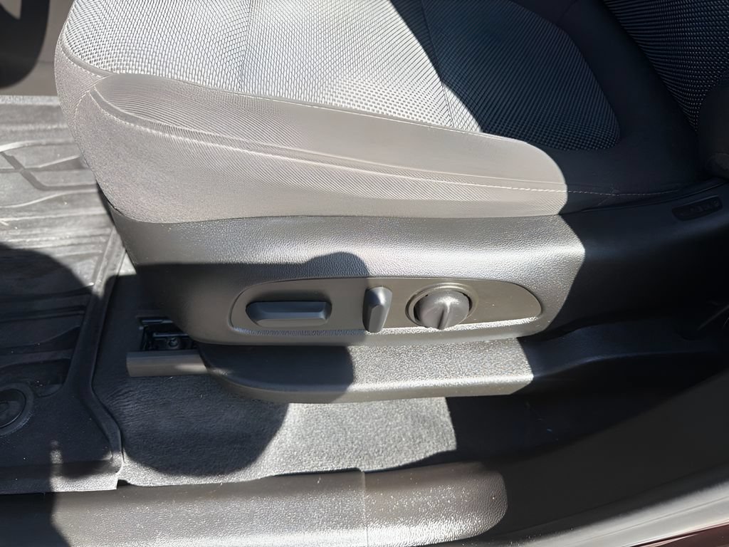 Used 2023 Chevrolet Traverse LT FWD image 16