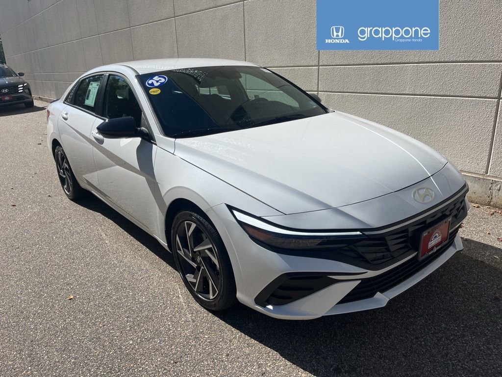 Used 2025 Hyundai Elantra SEL image 1