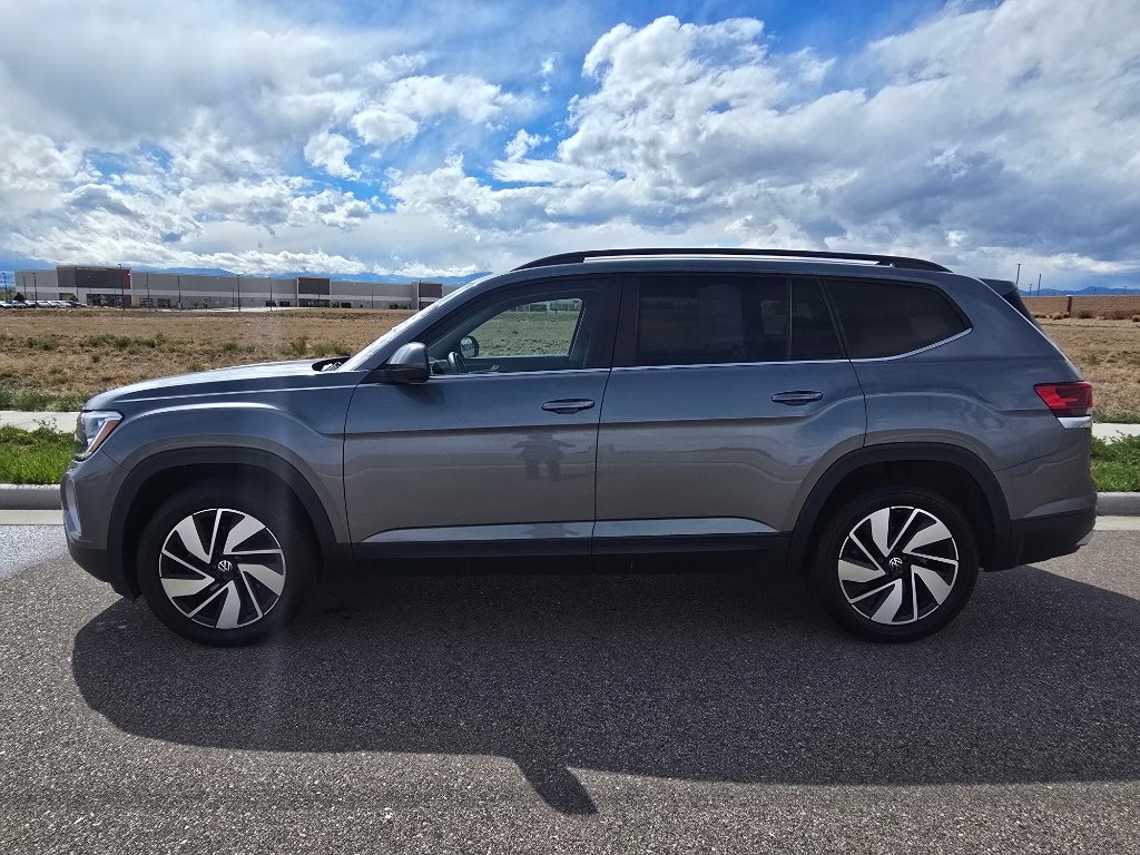 Used 2024 Volkswagen Atlas SE image 2