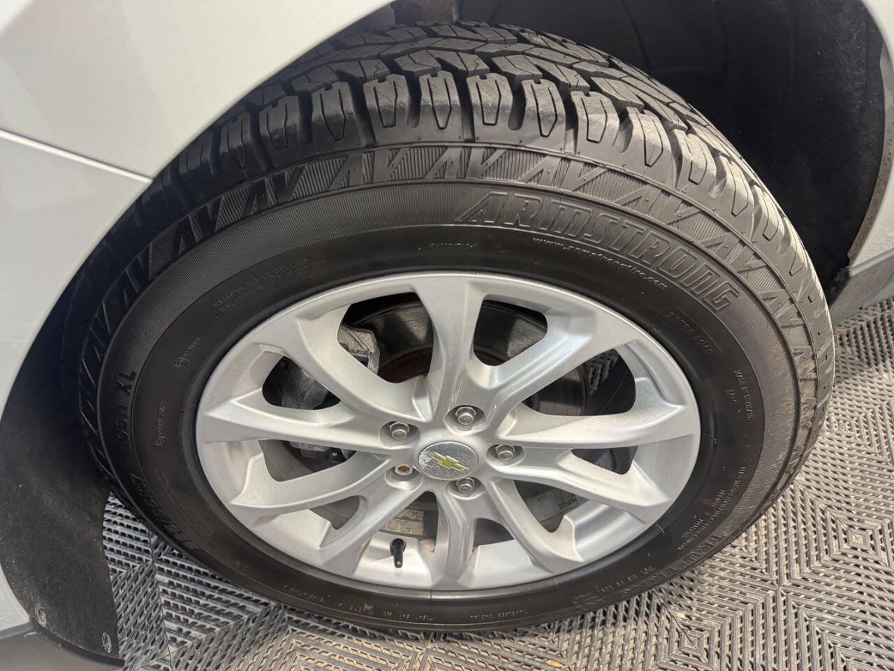 Used 2018 Chevrolet Equinox LT image 32