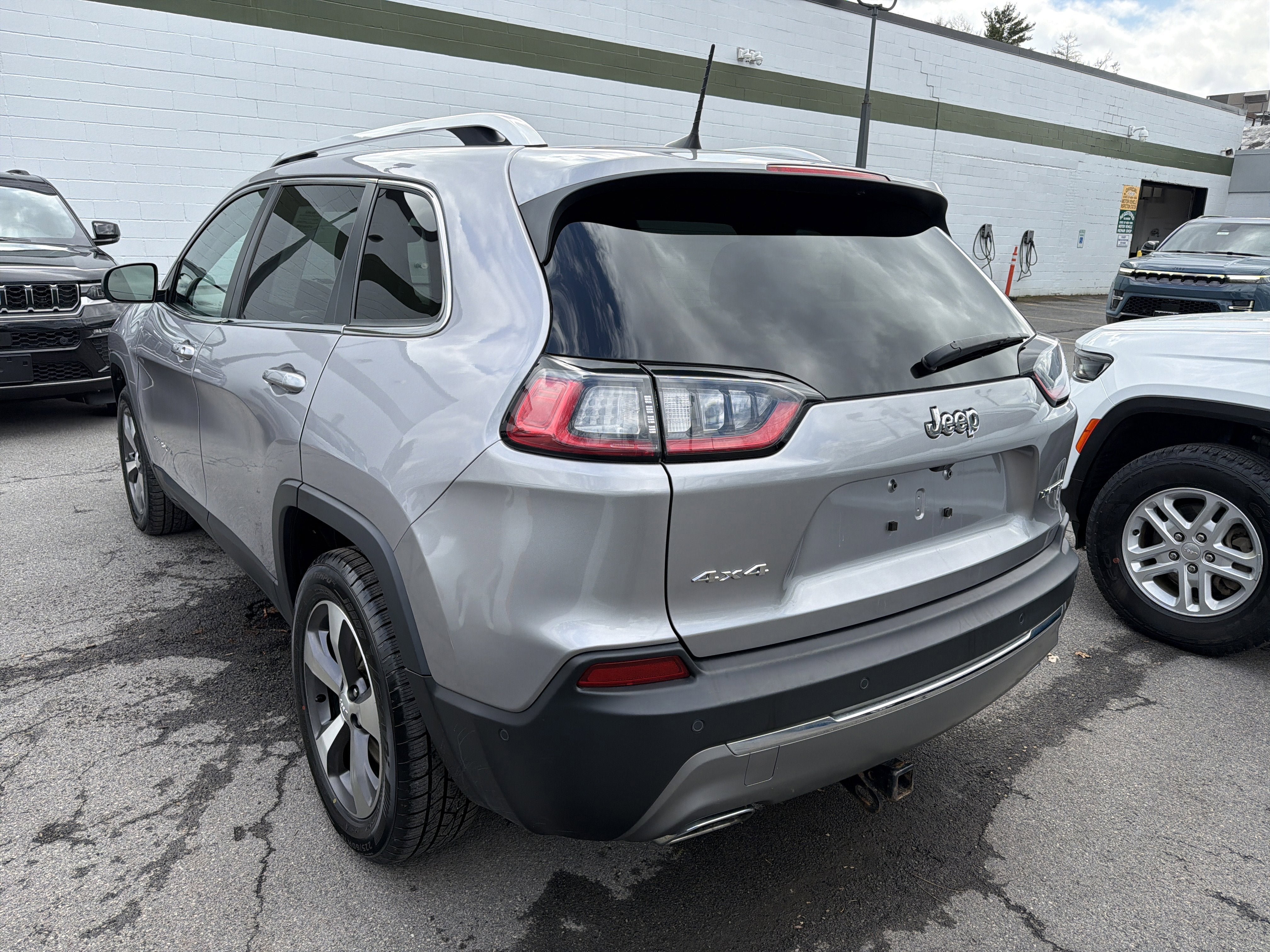 Used 2021 Jeep Cherokee Limited AWD/4WD image 5