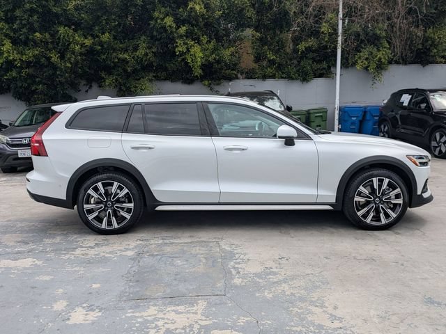 Certified 2025 Volvo V60 B5 Cross Country Ultra AWD/4WD image 2