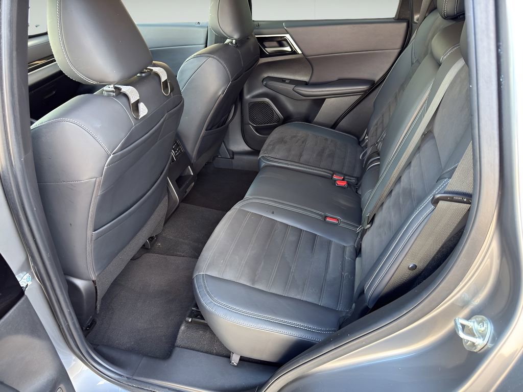 Used 2023 Mitsubishi Outlander SE FWD image 16
