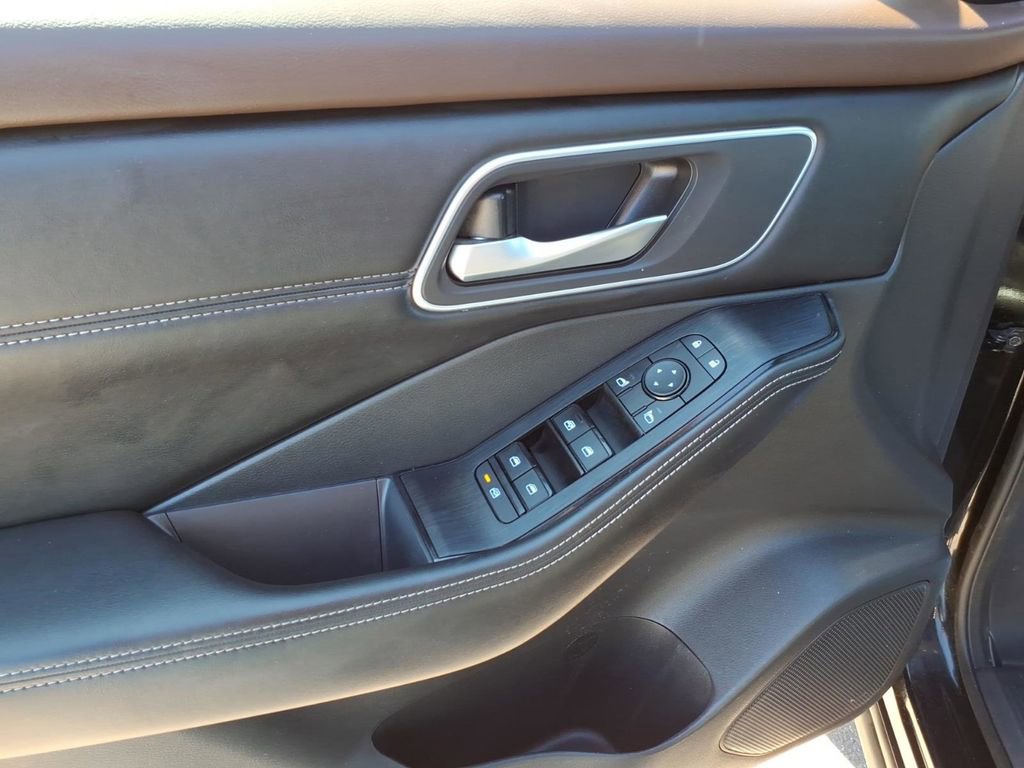 Used 2021 Nissan Rogue SV w/ Premium Package image 11