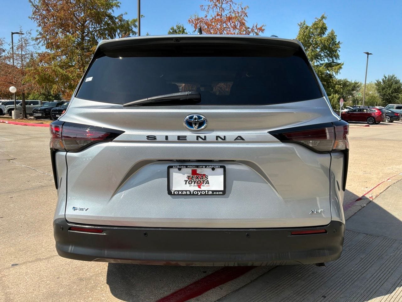 Used 2025 Toyota Sienna XLE FWD image 7