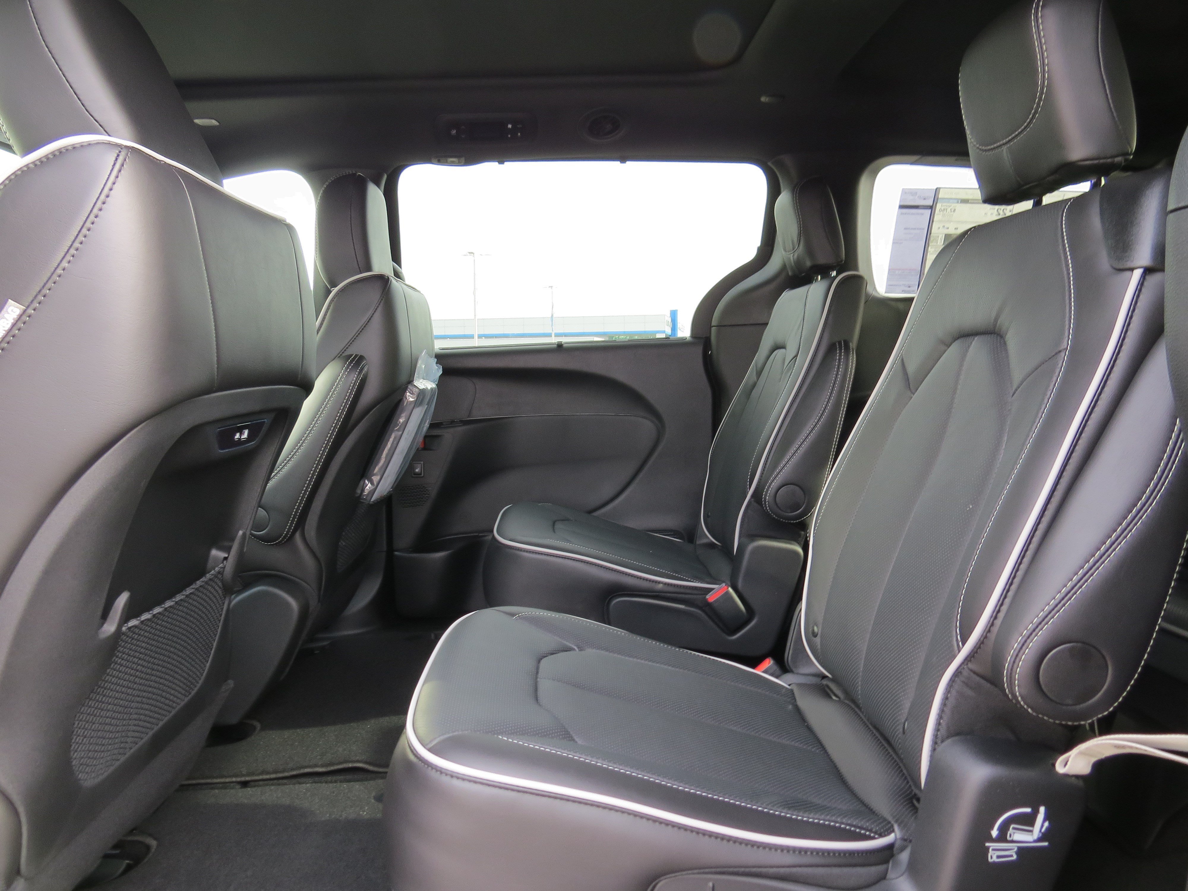 New 2026 Chrysler Pacifica Limited FWD image 17