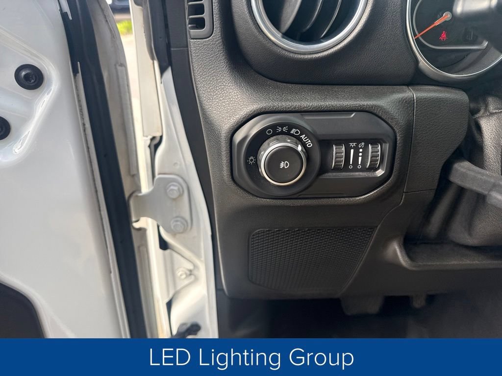 Used 2018 Jeep Wrangler Unlimited Sahara AWD/4WD image 13