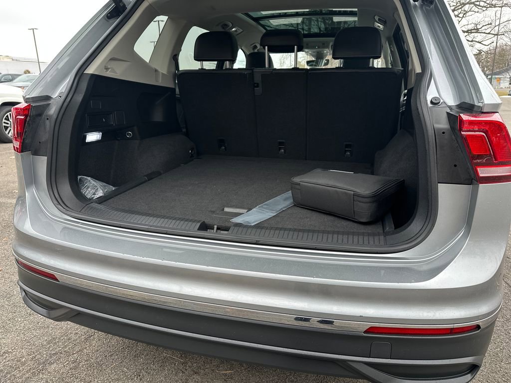 Used 2022 Volkswagen Tiguan SE w/ Panoramic Sunroof Package image 15