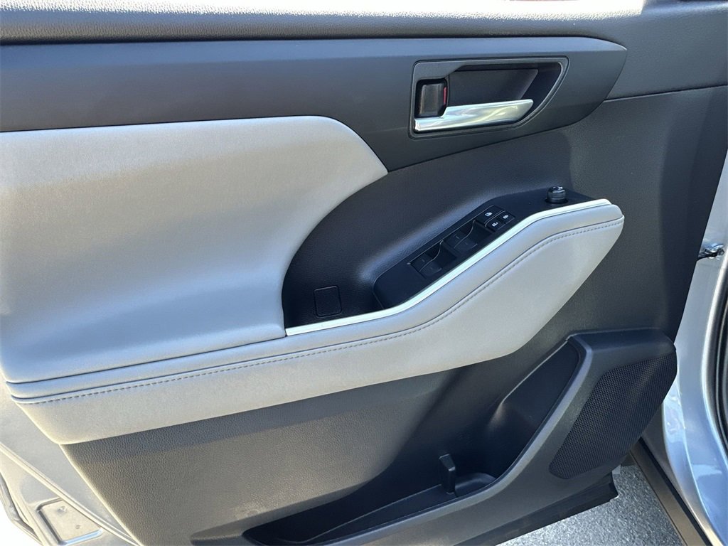 Used 2022 Toyota Highlander XLE image 24