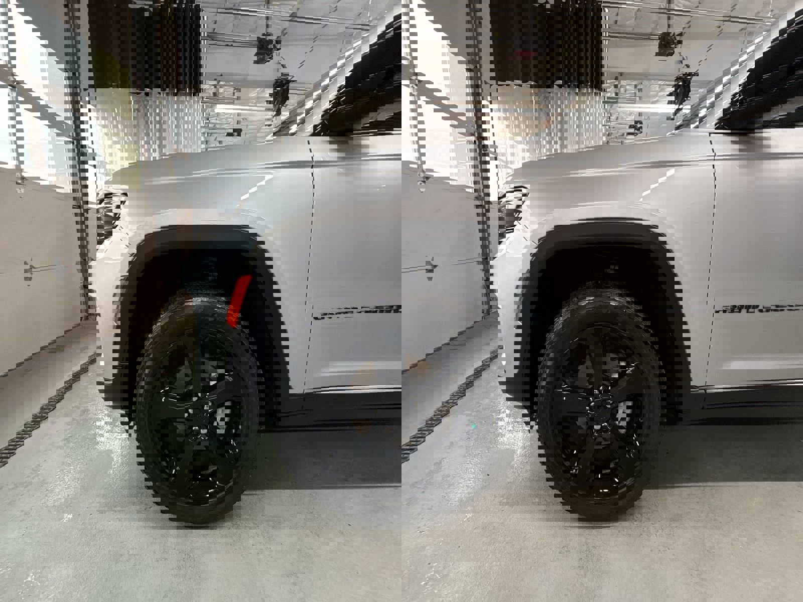 Used 2024 Jeep Grand Cherokee Altitude image 32