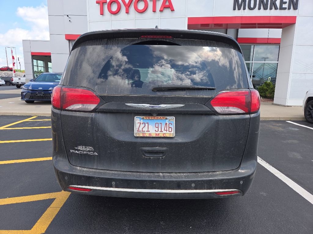 Used 2019 Chrysler Pacifica Touring Plus w/ Tire & Wheel Group FWD image 4