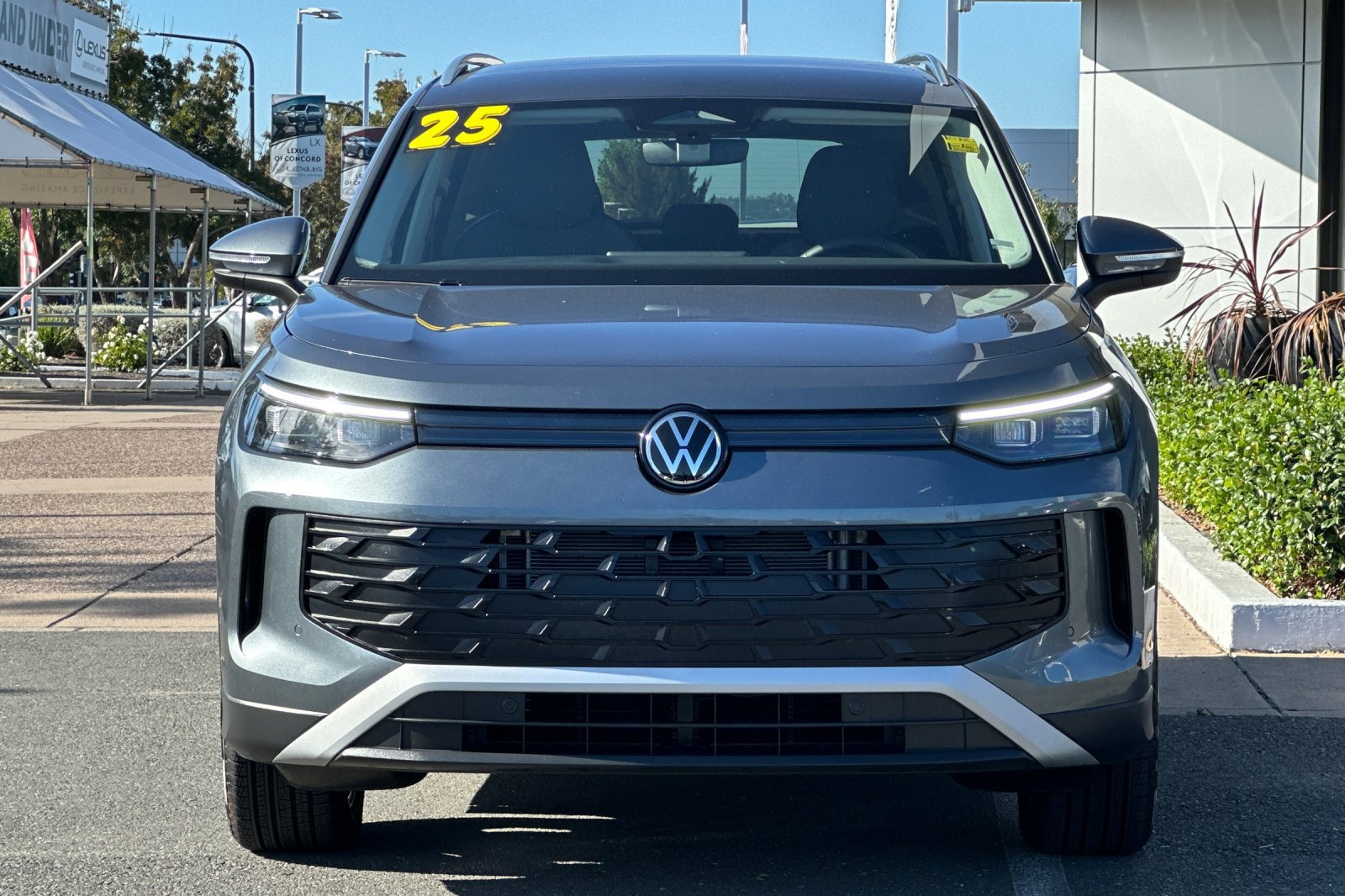 Used 2025 Volkswagen Tiguan SE AWD/4WD image 6