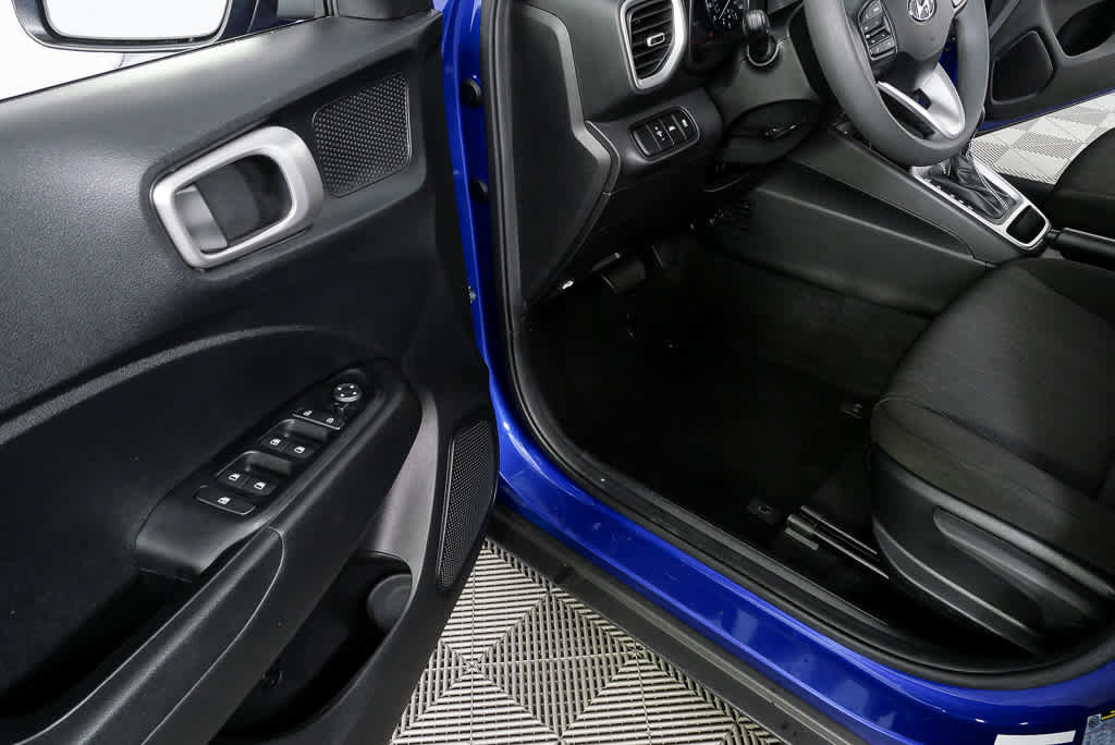 Used 2022 Hyundai Venue SE FWD image 7