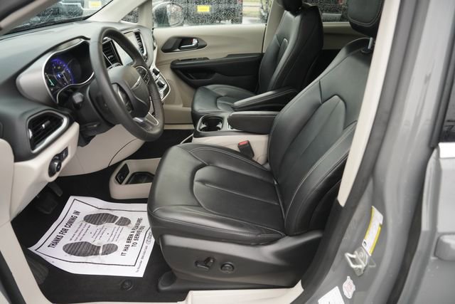 Used 2023 Chrysler Pacifica Touring-L FWD image 9