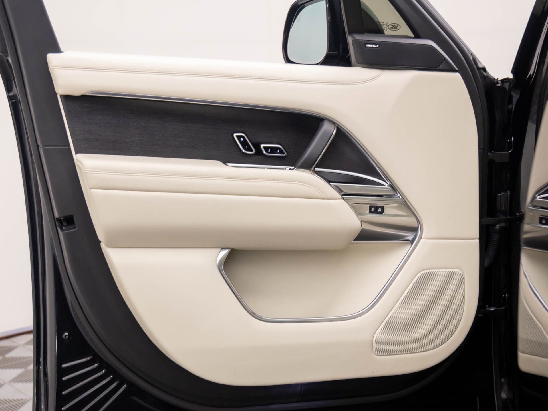 Used 2023 Land Rover Range Rover SE image 13