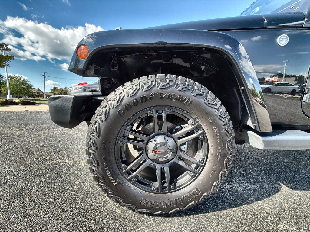 Used 2017 Jeep Wrangler Unlimited Sahara AWD/4WD image 16