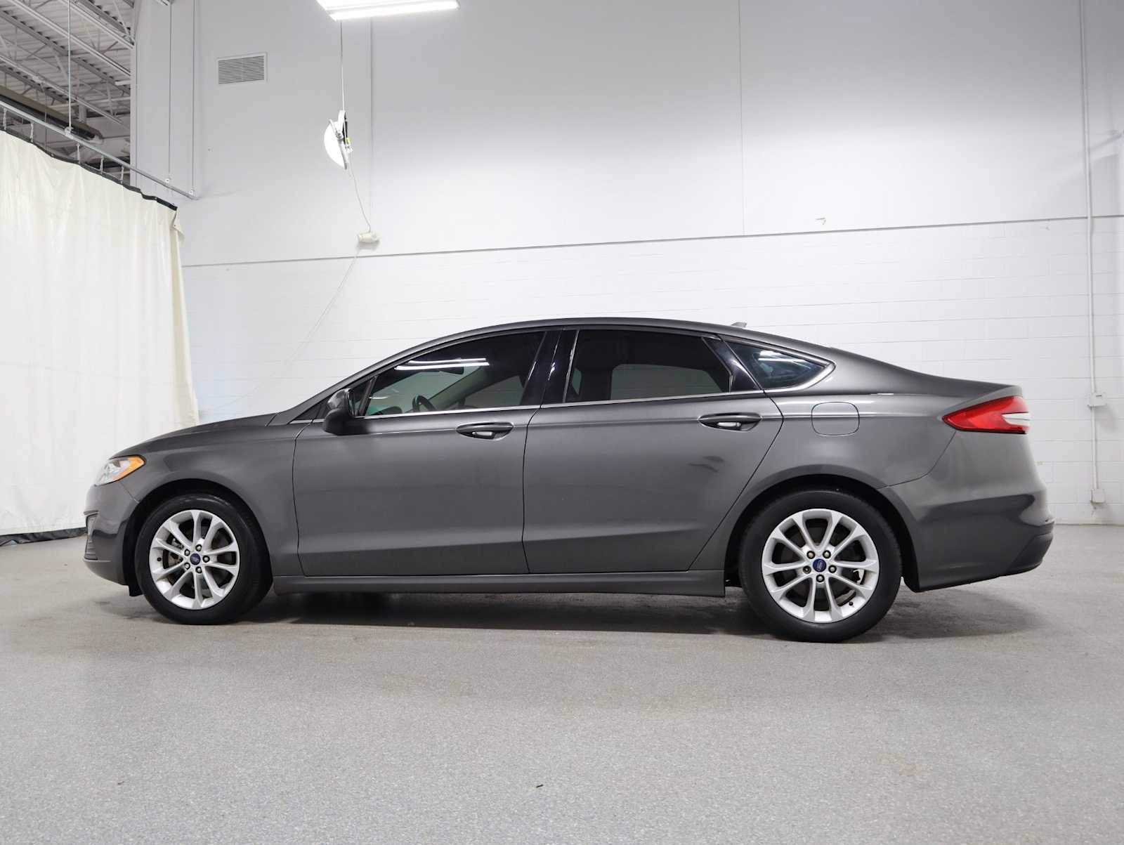 Used 2019 Ford Fusion SE FWD image 2