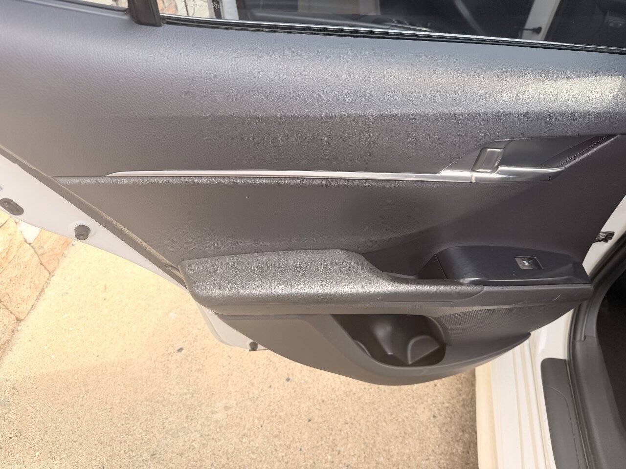 Used 2018 Toyota Camry SE FWD image 13