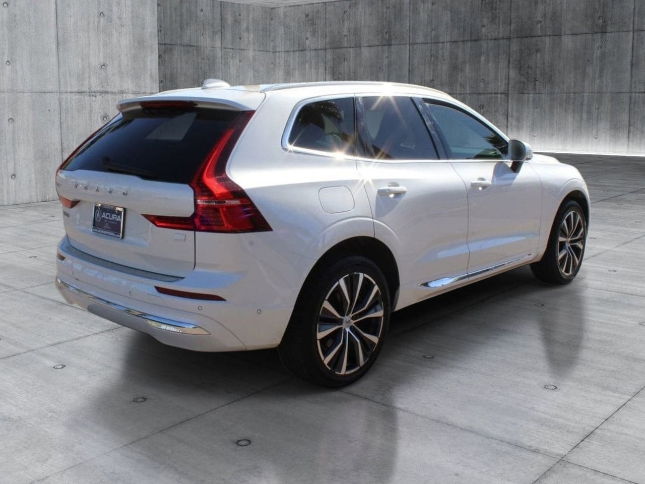 Used 2022 Volvo XC60 T8 Inscription Expression w/ Advanced Package AWD/4WD image 5