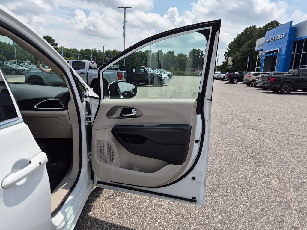 Used 2023 Chrysler Pacifica Touring-L FWD image 34