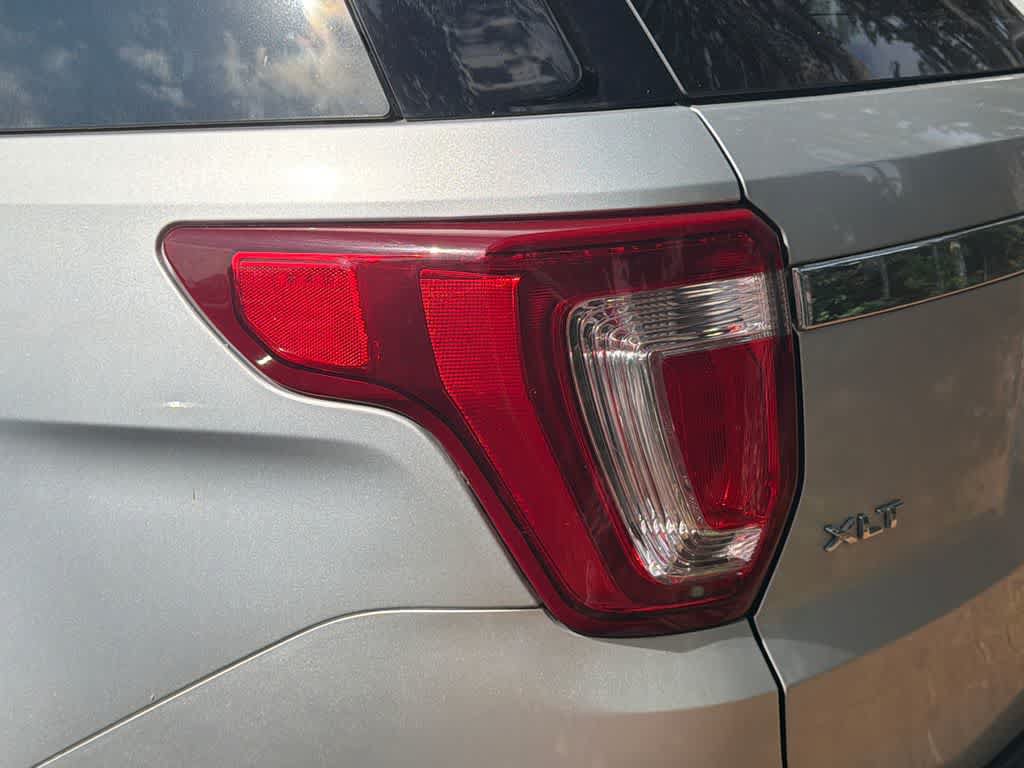 Used 2018 Ford Explorer XLT w/ Equipment Group 202A FWD image 10
