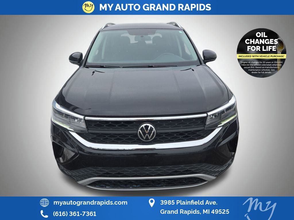 Used 2022 Volkswagen Taos SE image 2
