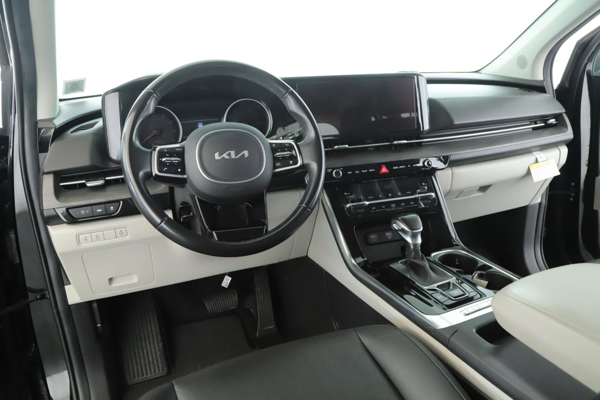 Used 2023 Kia Carnival EX FWD image 2