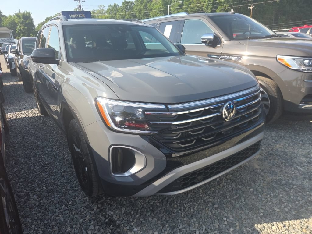 Used 2025 Volkswagen Atlas Peak Edition SE AWD/4WD image 2