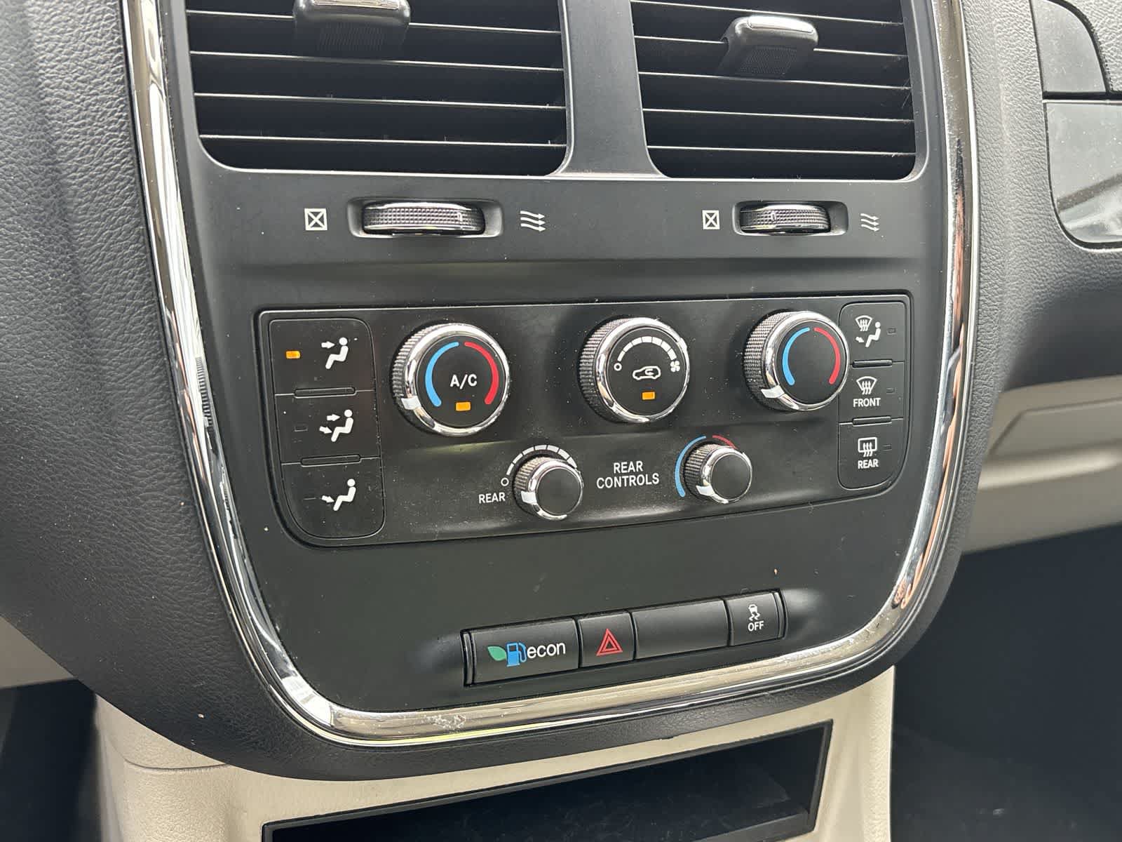 Used 2014 Dodge Grand Caravan SXT FWD image 18