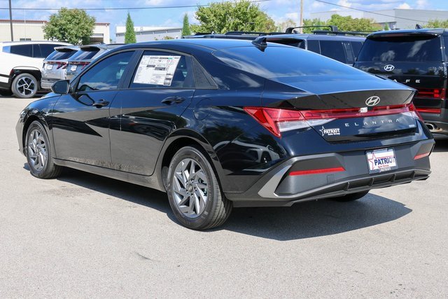 New 2025 Hyundai Elantra Blue image 3