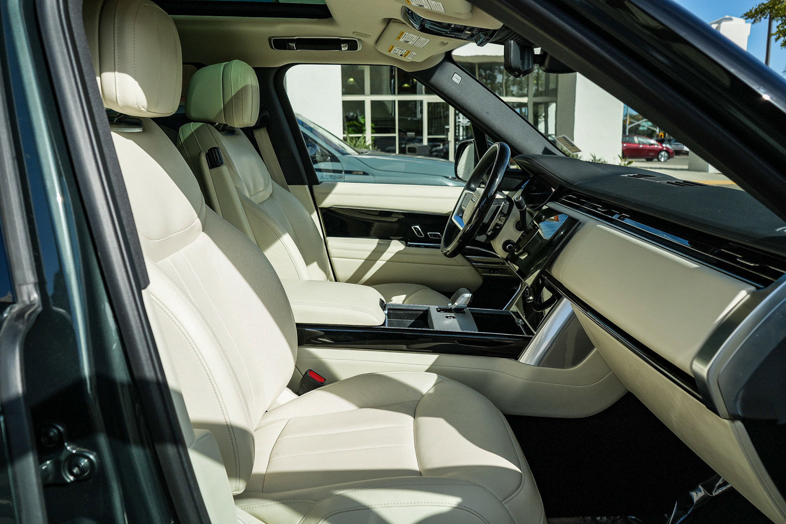 Certified 2025 Land Rover Range Rover SE AWD/4WD image 18