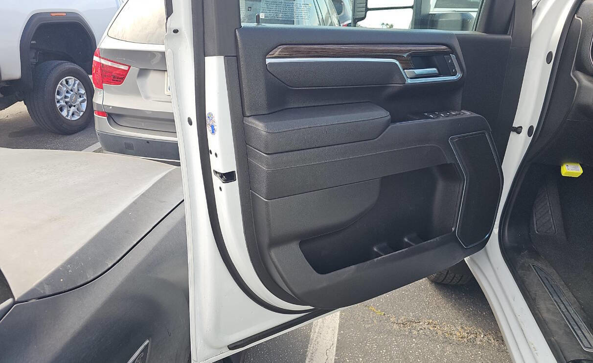 Used 2025 Chevrolet Silverado 3500 LT w/ Convenience Package image 16