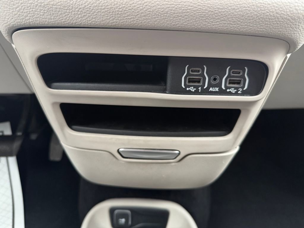 Used 2023 Chrysler Pacifica Touring-L image 28