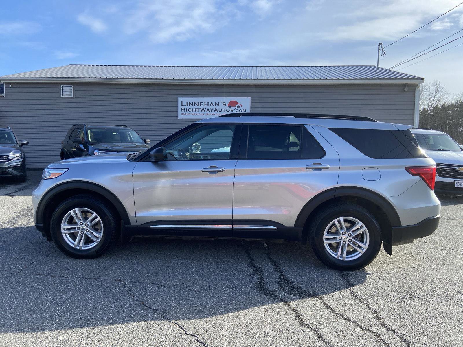 Used 2021 Ford Explorer XLT w/ Equipment Group 202A image 2