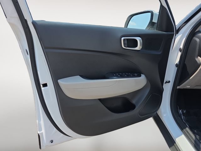 Used 2022 Hyundai Venue SEL FWD image 16